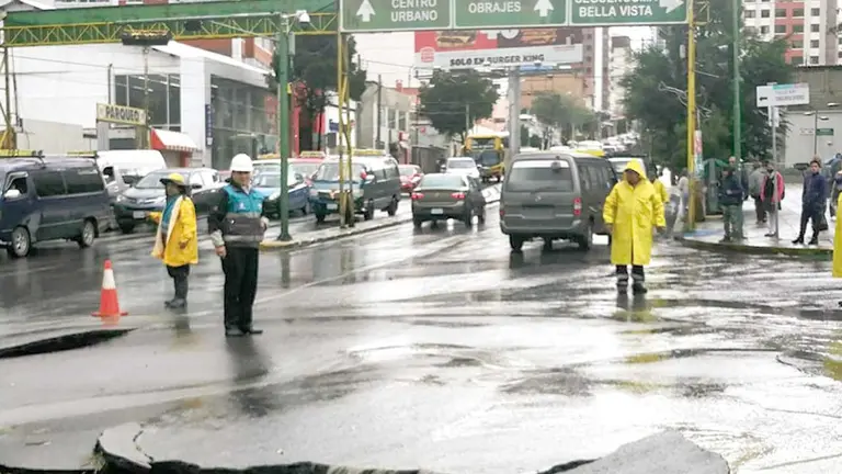 El da&ntilde;o causado por la lluvia ca&iacute;da en la zona de Obrajes./ URGENTE.BO