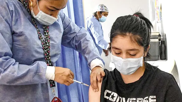 Una joven recibe una dosis de vacuna contra el COVID-19, en Cochabamba./ ARCHIVO-DICO SOL&Iacute;S