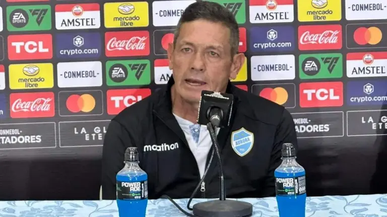 Mauricio Soria, t&eacute;cnico de Aurora, en conferencia de prensa. ARCHIVO