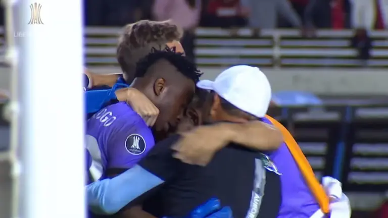 Todos se funden en un abrazo con David Akologo, la figura de Aurora en la vuelta ante Melgar, en Arequipa. CAPTURA DE VIDEO CONMEBOL