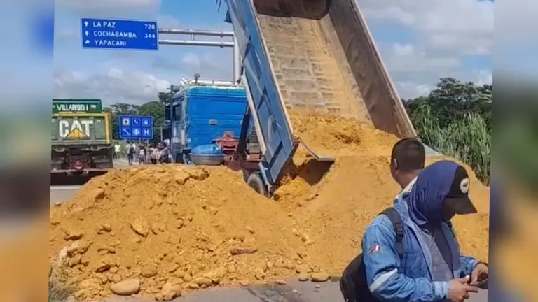 Bloqueo en Yapacan&iacute;. RADIO TELEVISI&Oacute;N ICHILO