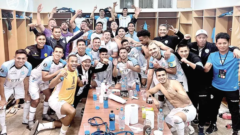 Una imagen del festejo del cr&eacute;dito valluno, cuando elimin&oacute; a Melgar e hizo historia en la Libertadores./ FACEBOOK CLUB AURORA