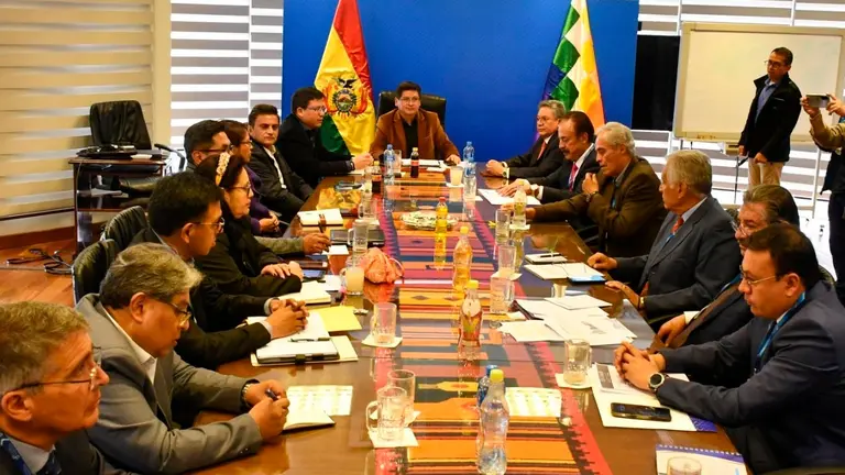 Empresarios en la reuni&oacute;n junto al ministro de Econom&iacute;a, Marcelo Montenegro. MIN ECONOM&Iacute;A