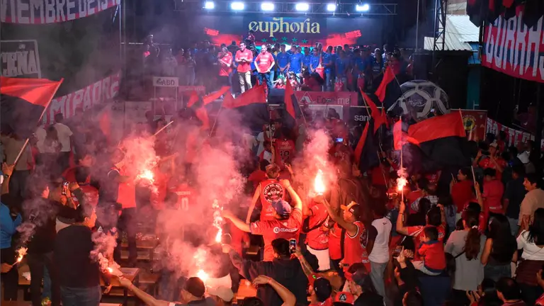 Hinchas celebran junto al plantel Aviador en el d&iacute;a de la presentaci&oacute;n de camisetas para este 2024. NO&Eacute; PORTUGAL