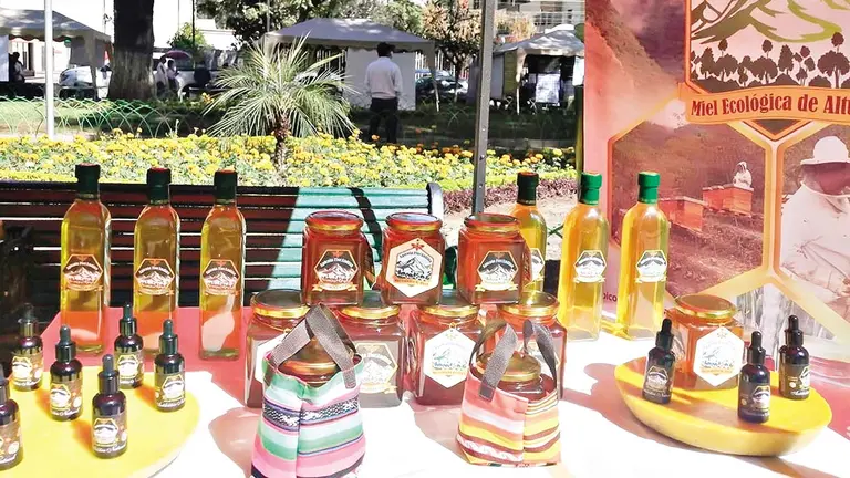 Exposición de miel durante una feria./ ASOCIACIÓN DE PRODUCTORES APÍCOLAS