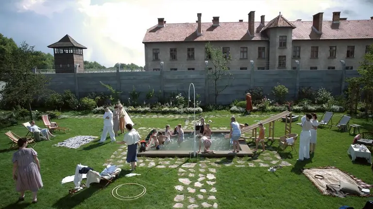 Una familia y sus amigos disfrutan de un soleado día de verano junto al río.