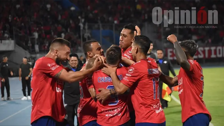 Jugadores de Wilstermann festejan la victoria frente a Oriente Petrolero. NO&Eacute; PORTUGAL