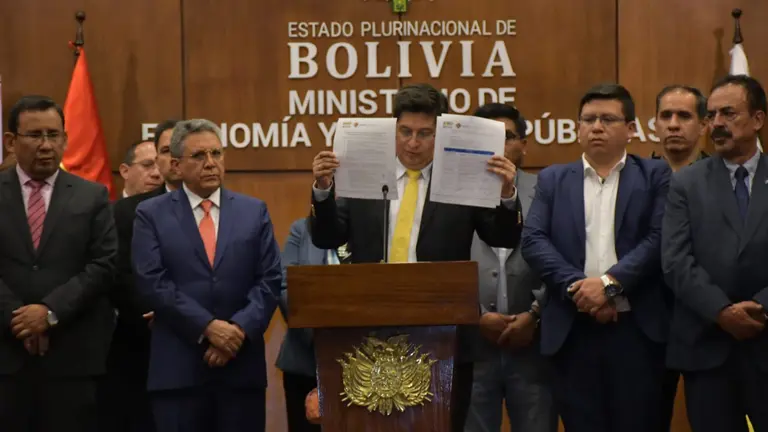 El ministro de Econom&iacute;a y Finanzas Publicas, Marcelo Montenegro anuncia las medidas. APG