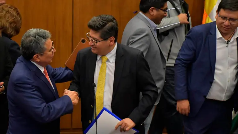 Empresarios tras la conferencia junto a autoridades del Gobierno. APG