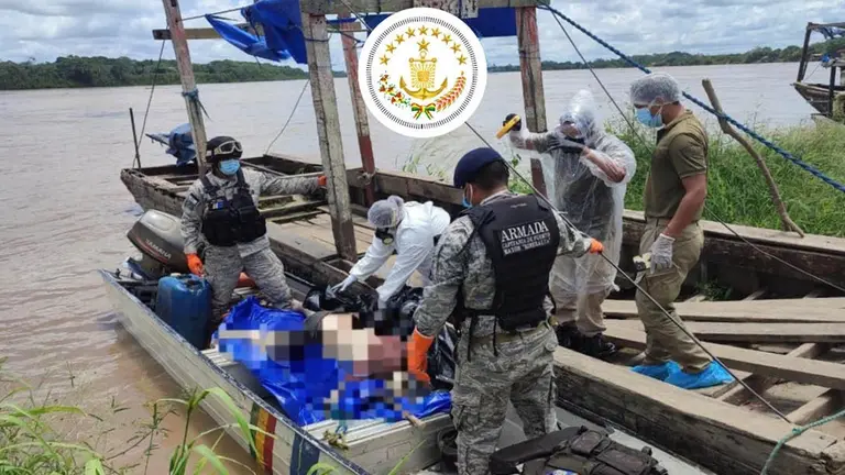 Efectivos de la Armada Boliviana recuperaron dos cuerpos sin vida que se encontraban flotando a orillas del Río Beni./ URGENTE.BO