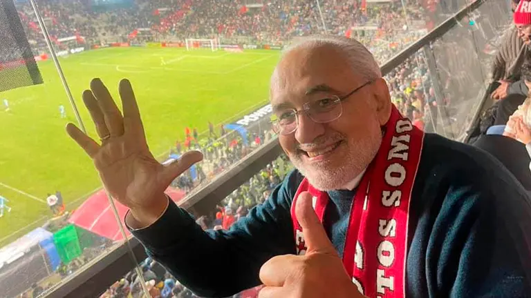El expresidente Carlos Mesa en el estadio de Villa Ingenio disfrutando de la paliza millonario sobre Sporting. TWITTER