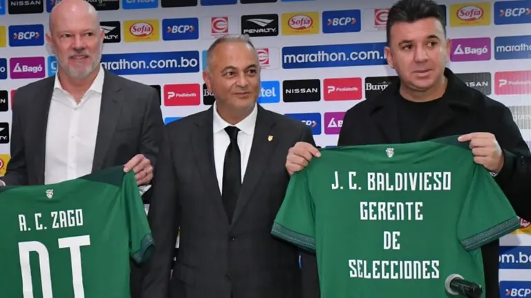 Carlos Zago (i), DT de la "Verde", y Julio C&eacute;sar Baldivieso (d), junto a Fernando Costa. APG