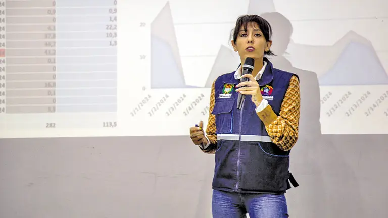 La titular de la Unidad de Cuencas, Maricela Rodr&iacute;guez, durante un informe sobre las estaciones./  GOBERNACI&Oacute;N