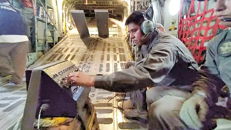 Un funcionario al interior de una nave, durante un bombardeo pasado./ ARCHIVO