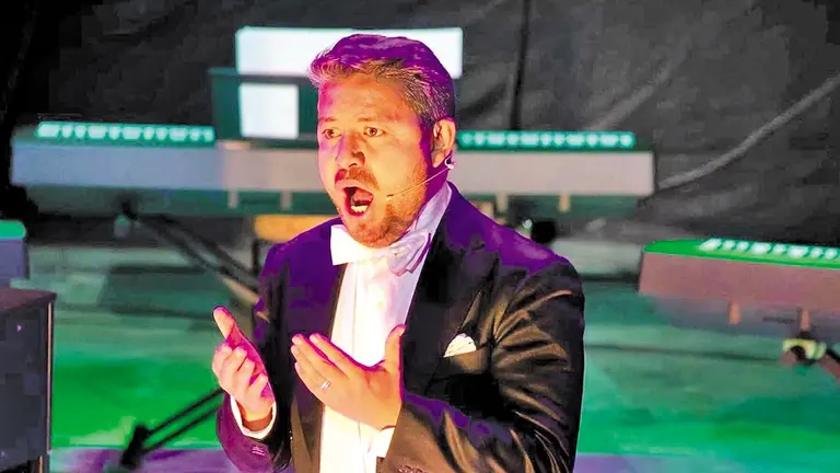 El tenor Fernando Veliz interpretando arias de opera en el escenario./ ARCHIVO