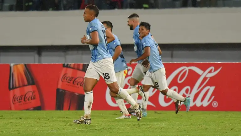 El cochabambino Dar&iacute;o Torrico (atr&aacute;s). luego de marcar el 1-1 ante Botafogo, en el Capriles. APG