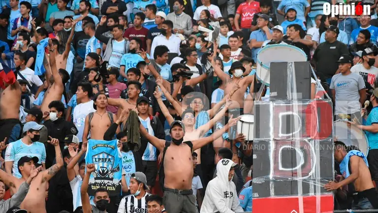 Hinchas de Aurora muestran un ata&uacute;d con la "B" del descenso, en un claro mensaje contra Wilster. DICO SOL&Iacute;S