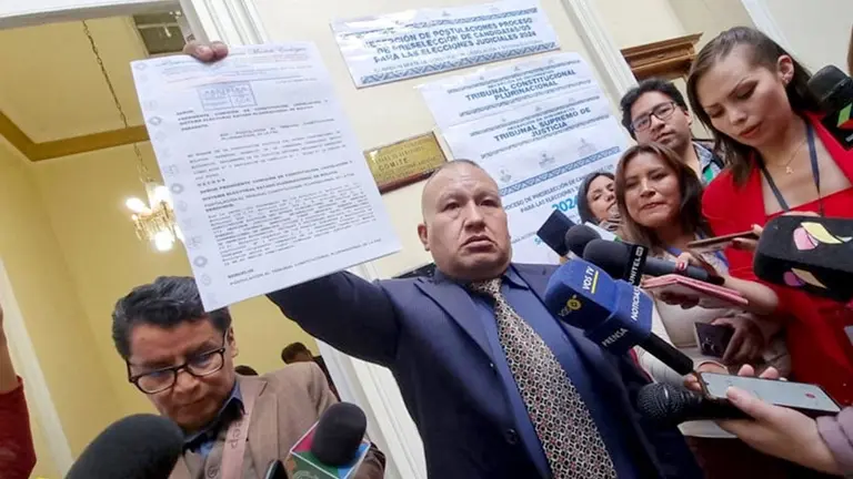 Cyborg Kanashiro Bronks presentó su documentación./ ERBOL