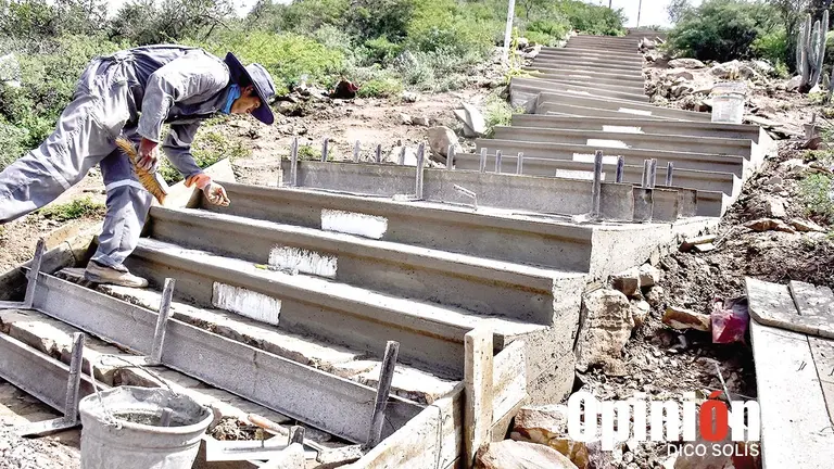 Un obrero refacciona los escalones hacia el Cristo de la Concordia./ DICO SOL&Iacute;S