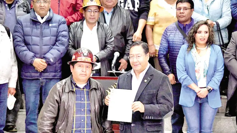 El ejecutivo de los trabajadores, Juan Carlos Huarachi (i), y el presidente Luis Arce./ ABI