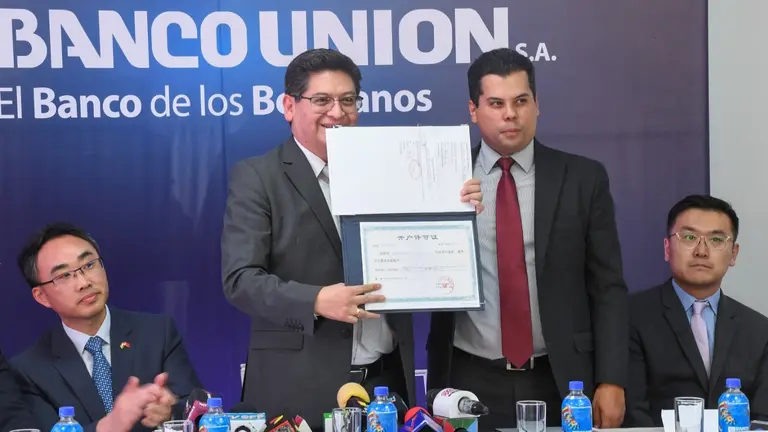 El ministro de Econom&iacute;a, Marcelo Montenegro, en la firma del convenio con la entidad financiera china. MEFP