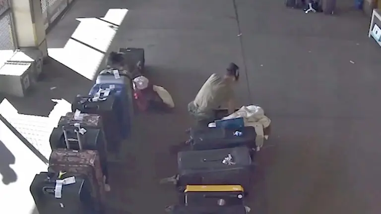 Im&aacute;genes de c&aacute;maras de seguridad en el momento del robo del dinero./ CAPTURA VIDEO