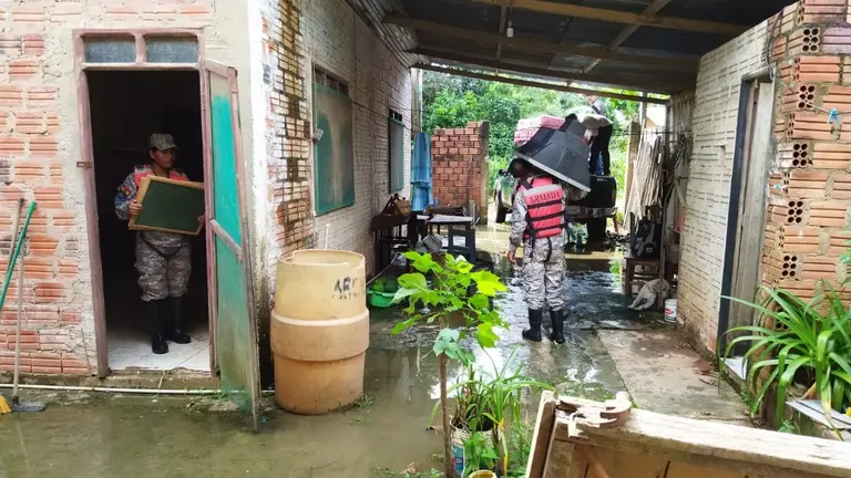 Evacuaci&oacute;n de familias en la ciudad de Cobija, Pando. ARMADA EN ACCI&Oacute;N