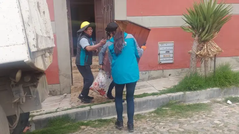 Personal de Asistencia Humanitaria ayuda a evauar enseres en viviendas afectadas. AMUN