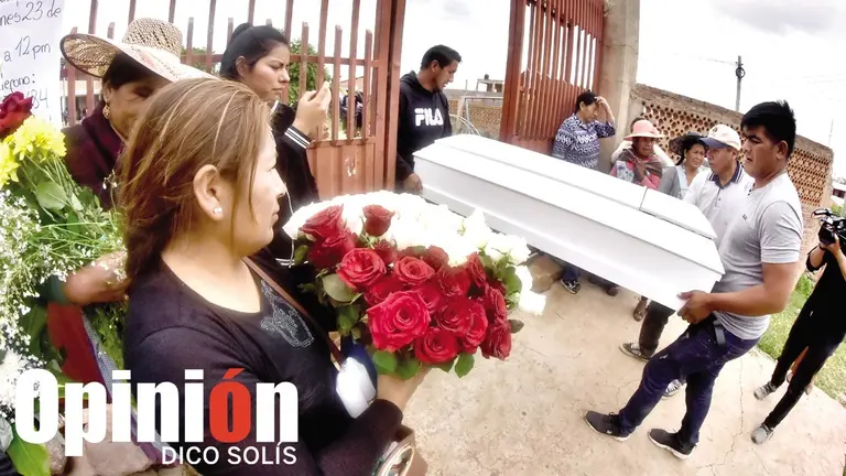 Los cuerpos de los hermanitos, víctimas de la crecida del río, llegan a la OTB 18 de Diciembre. / DICO SOLÍS