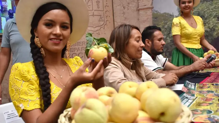Lanzamiento de la Feria del Durazno en San Benito, Cochabamba. NO&Eacute; PORTUGAL
