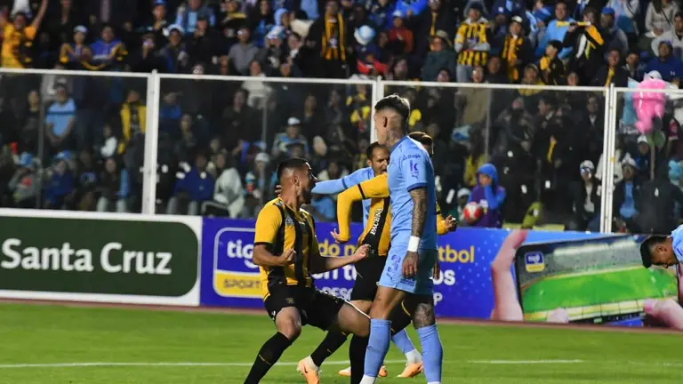 Rodrigo Ramallo festeja su gol en el cl&aacute;sico pace&ntilde;o que acab&oacute; empatado 4-4. APG