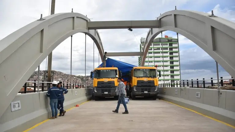 Las pruebas de carga est&aacute;tica en el paso a desnivel de la avenida Independencia, el 23 de febrero. NO&Eacute; PORTUGAL