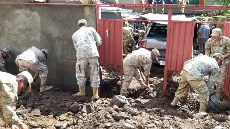 Militares ayudan en Colcha K. MINISTERIO DE DEFENSA