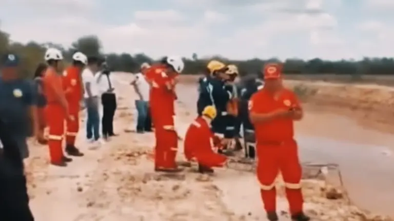 Bomberos en la orilla del r&iacute;o Pira&iacute;, en Santa Cruz, antes del rescate del cuerpo de Manolo Torrez. RED UNO