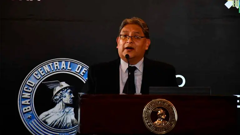 El presidente del BCB, Edwin Rojas, en conferencia de prensa anunciando la emisi&oacute;n de bonos. APG
