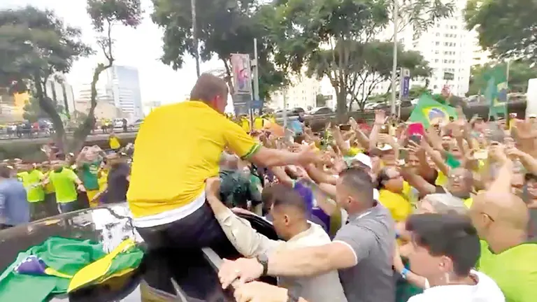 El expresidente brasile&ntilde;o Jair Bolsonaro recorre San Pablo arropado por sus simpatizantes./ TWITTER JAIR BOLSONARO