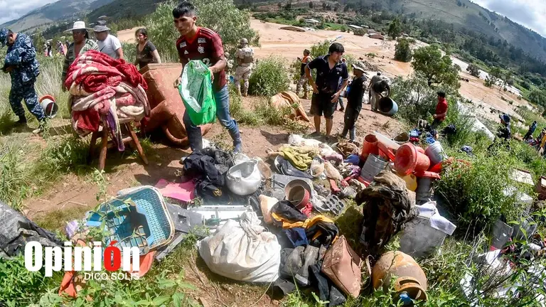Vecinos y personal de las Fuerzas Armadas rescatan pertenencias de apersonas damnificadas./ DICO SOLÍS