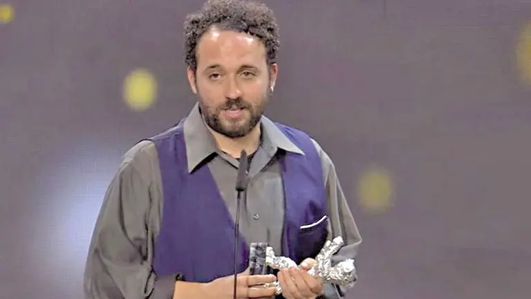 El dominicano Nelson de los Santos con su premio./ DIARIO CAMBIO 22