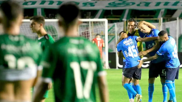 Oriente Petrolero sufrió el domingo su tercera derrota consecutiva ante su archirrival, Blooming./ APG