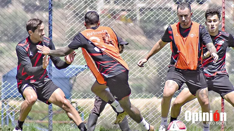 El Aviador lleva adelante un entrenamiento en la cancha principal de su complejo, ubicado en Alalay./ DICO SOL&Iacute;S
