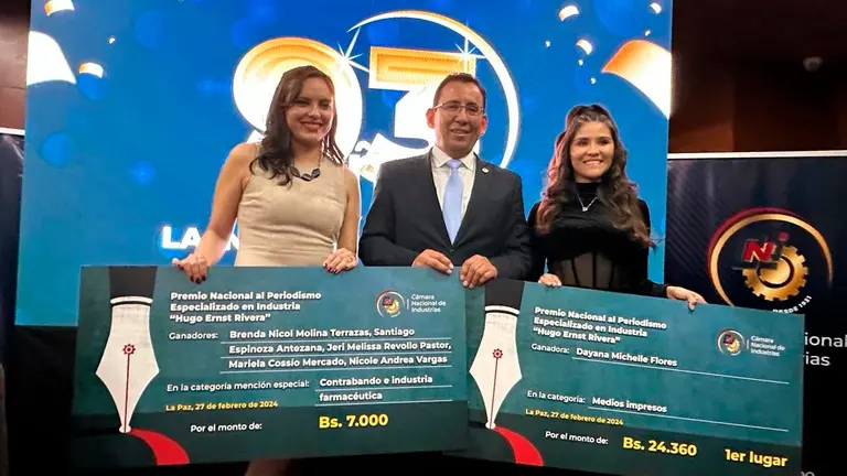 Las periodistas de OPINI&Oacute;N Nicole Vargas y Dayana Flores junto al presidente de la CNI, Pablo Camacho. Leslie Lafuente