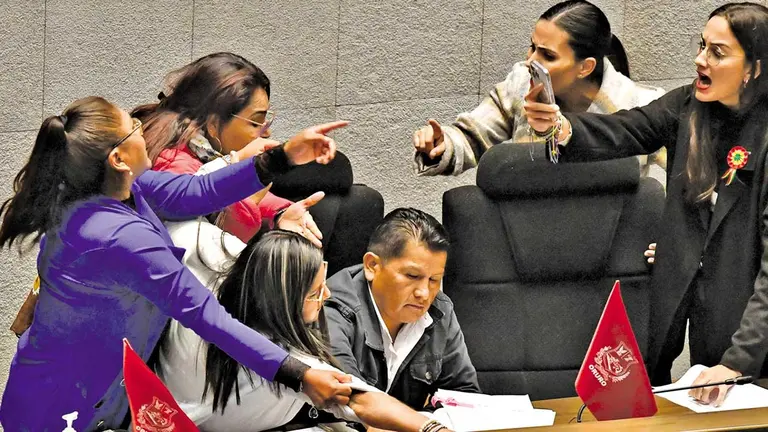 Asambleístas opositores y &ldquo;arcistas&rdquo; del MAS se enfrentan en la testera./ APG