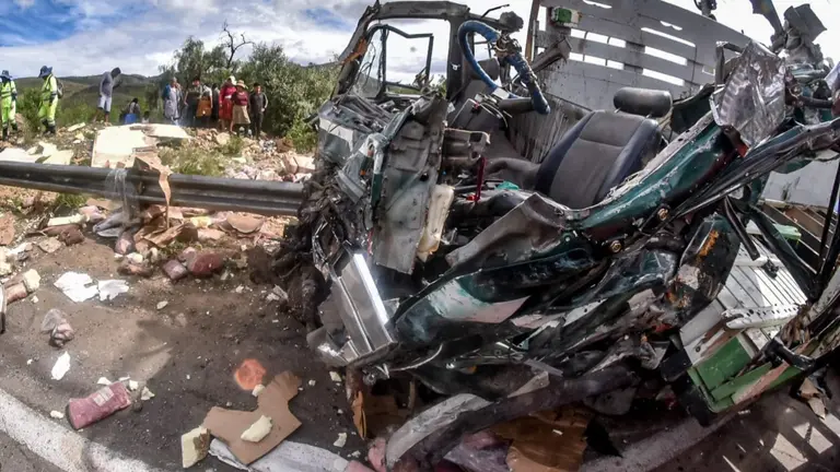 Restos del cami&oacute;n que qued&oacute; destrozado en la ruta al oriente. DICO SOL&Iacute;S