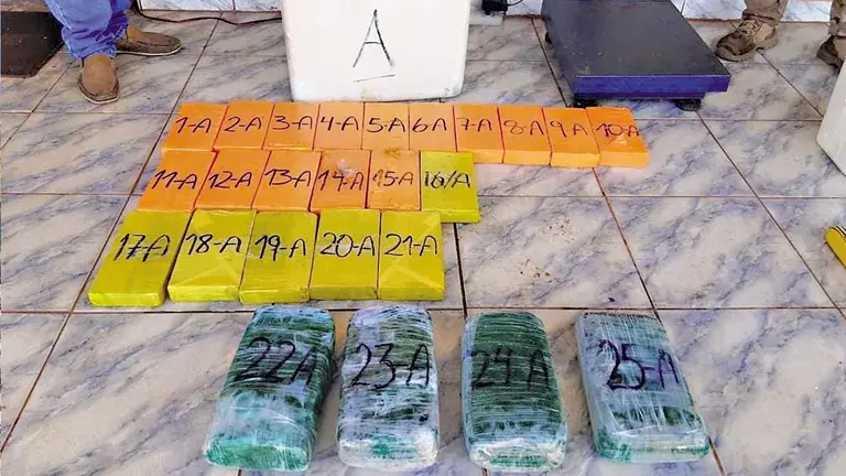 La droga encontrada en una mochila y en dos termos./ FISCAL&Iacute;A