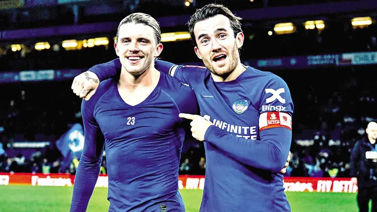 Gallagher (i) y Chilwell (d) festejan un tanto para el Blue./ FACEBOOK CHELSEA