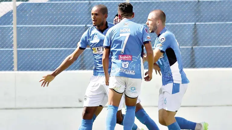 Jugadores de San Antonio de Bulo Bulo festejan uno de los cinco goles que le endosaron a The Strongest en Entre R&iacute;os./  APG