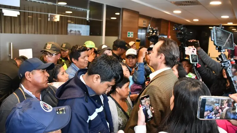 Bochorno en Diputados, donde grupos sociales han intervenido. APG