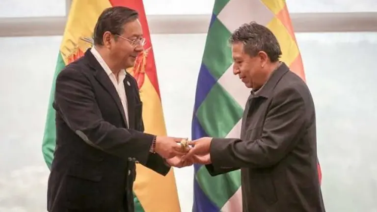 El presidente Luis Arce entrega Bastón de Mando al vicepresidente David Choquehuanca./ OXIGENO.BO