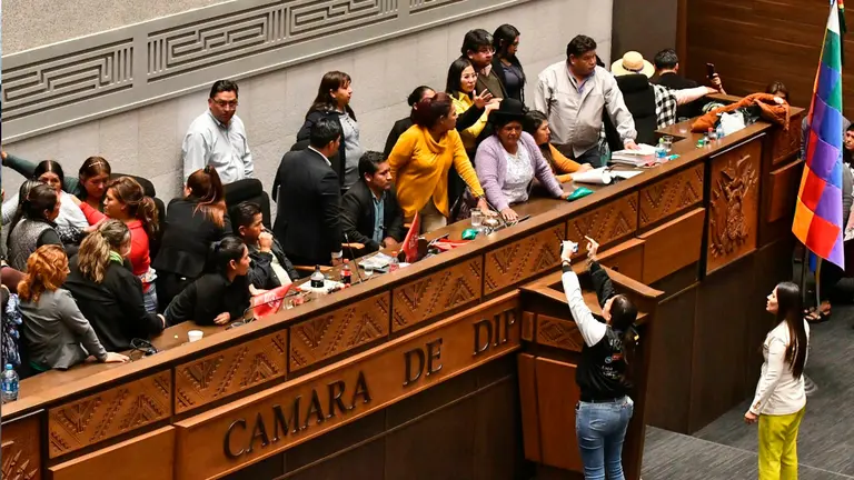 La testera de la C&aacute;mara de Diputados, minutos antes de reiniciar la sesi&oacute;n que debe tratar cr&eacute;ditos internacionales y leyes antipr&oacute;rroga. APG