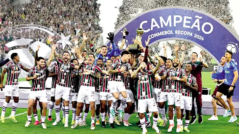 Futbolistas del Flu celebran el trofeo continental que ganaron en Río./ CONMEBOL RECOPA